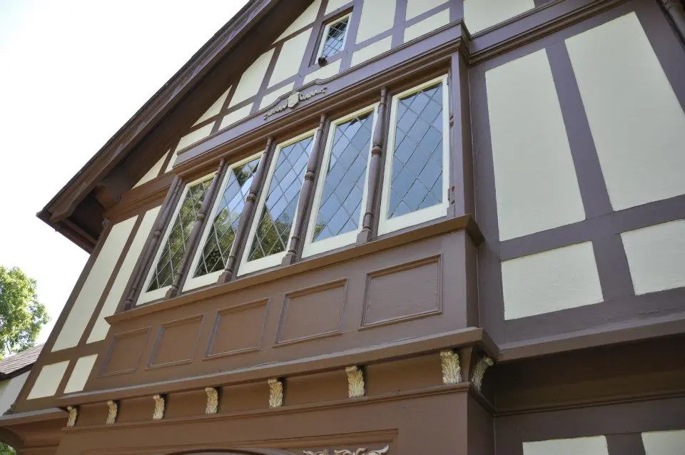 Residential window cleaning in Dallas home – Window Wizards